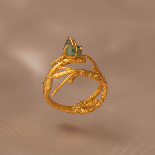 Anillo Ramita Ramificada en bronce bañado en oro de 24k, mostrando la estructura única y compleja de una ramita natural