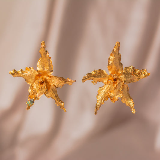 Aretes Orquidea Crispum natural inmortalizado en bronce con esmeraldas colombianas