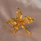 Anillo Orquídea Odontoglossum Esmeralda, con flor natural inmortalizada en bronce con baño de oro de 24k