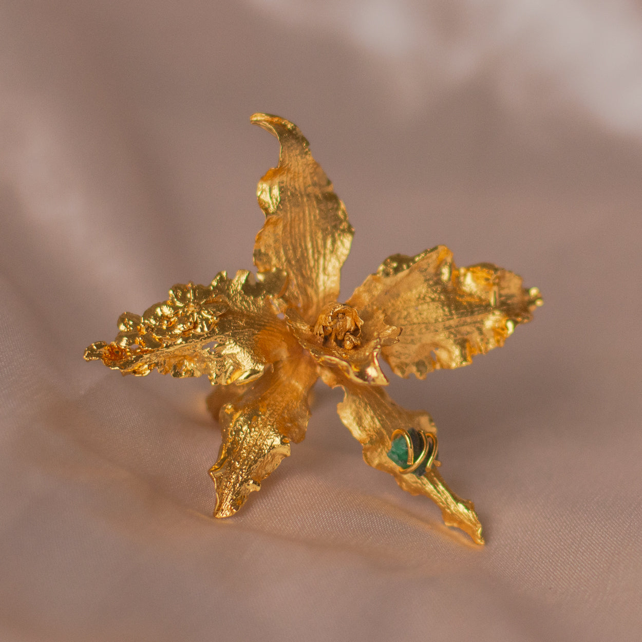 Anillo Orquídea Odontoglossum Esmeralda, con flor natural inmortalizada en bronce con baño de oro de 24k