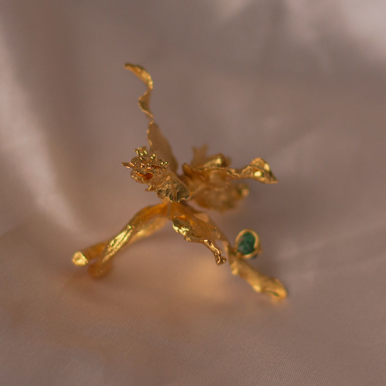 Anillo Orquídea Odontoglossum Esmeralda, con flor natural inmortalizada en bronce con baño de oro de 24k