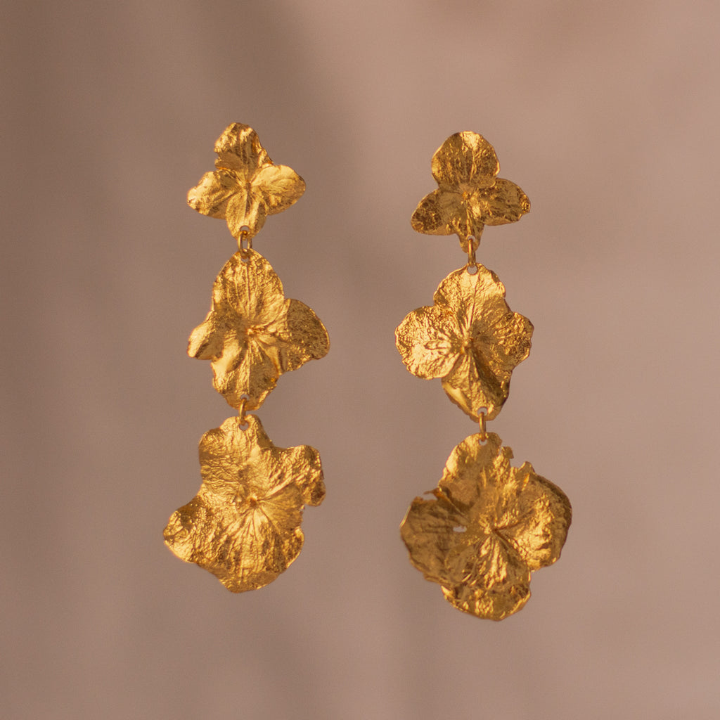 Aretes Tres Flor Hortensia Inmortalizado en bronce bañado en oro de 24k, mostrando la belleza única de las flores de hortensia de nuestro jardín