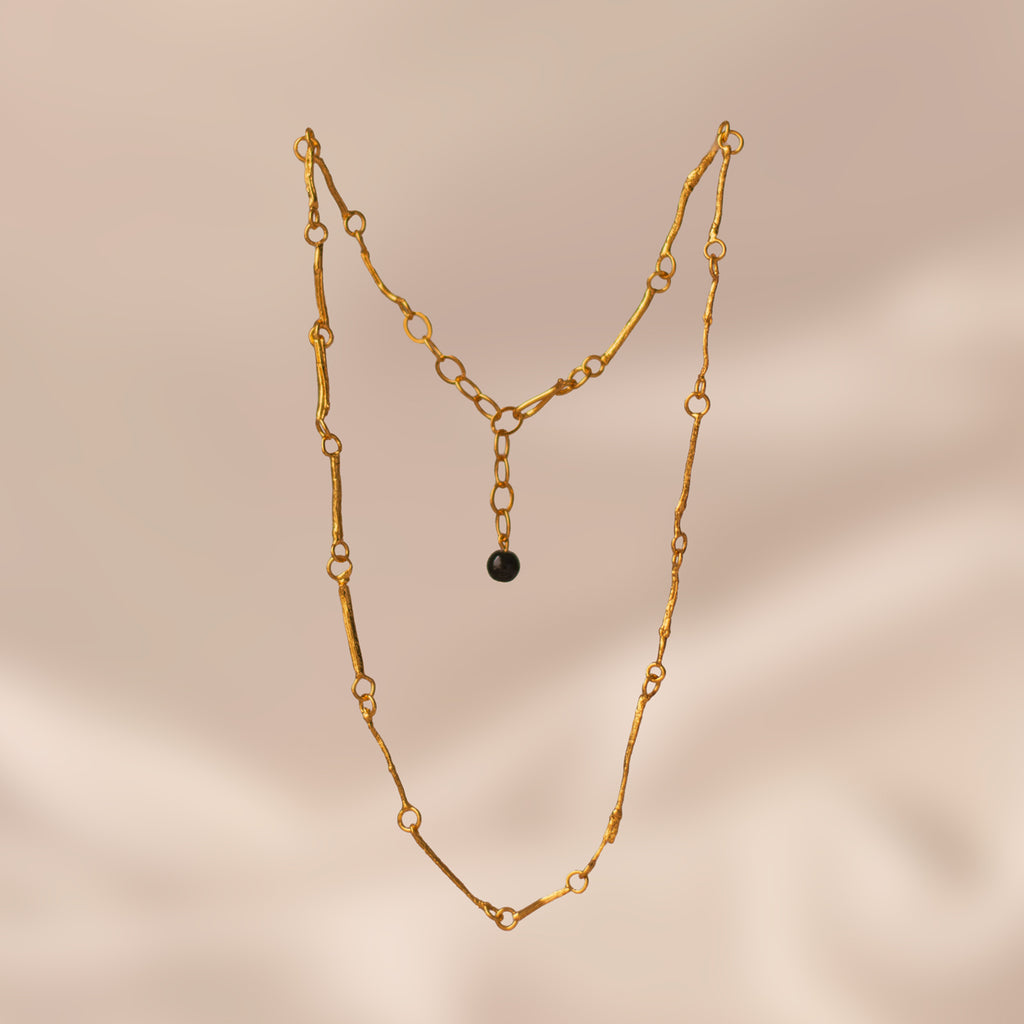 Collar Entero Ramitas en bronce bañado en oro de 24k, mostrando la delicadeza y la autenticidad de las ramitas naturales transformadas en joyería.
