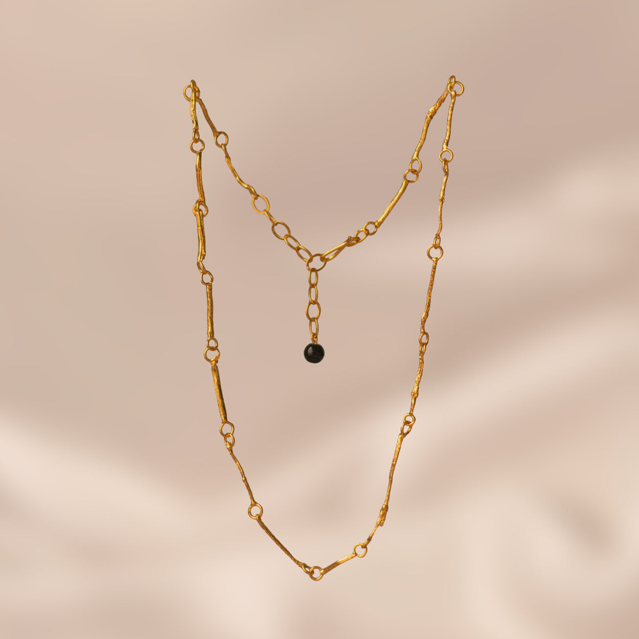 Collar Entero Ramitas en bronce bañado en oro de 24k, mostrando la delicadeza y la autenticidad de las ramitas naturales transformadas en joyería.