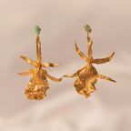 Aretes Orquídea Brassia Hoja Pino Sauco Esmeraldas en bronce bañado en oro de 24k
