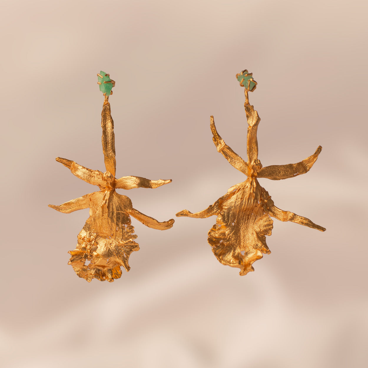 Aretes Orquídea Brassia Hoja Pino Sauco Esmeraldas en bronce bañado en oro de 24k
