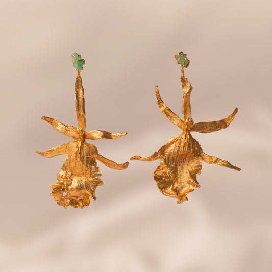 Aretes Orquídea Brassia Hoja Pino Sauco Esmeraldas en bronce bañado en oro de 24k
