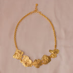 Collar Large Hortensias en bronce bañado en oro de 24k, destacando la forma natural y única de las flores de hortensia inmortalizadas.