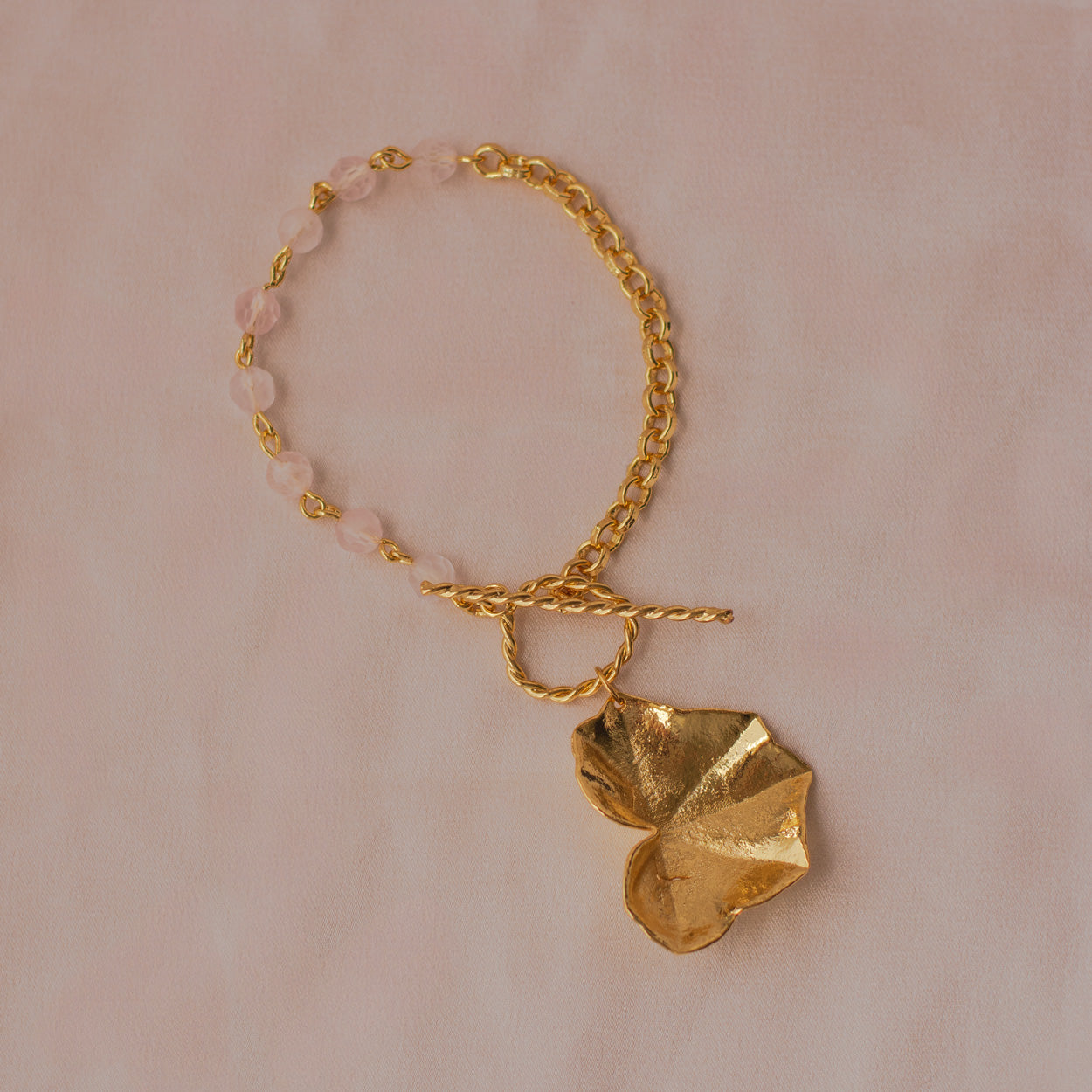 Pulsera Cuarzos Hoja Hiedra en bronce bañado en oro de 24k, destacando la forma única de las hojas de hiedra y los cuarzos naturales.