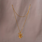 Collar Orquídea Oncidium Chocolate en bronce bañado en oro de 24k, destacando la belleza única de las flores inmortalizadas.