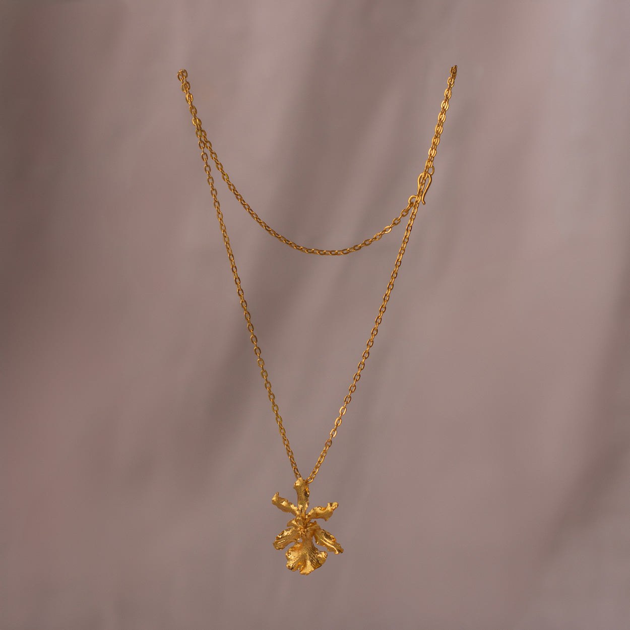 Collar Orquídea Oncidium Chocolate en bronce bañado en oro de 24k, destacando la belleza única de las flores inmortalizadas.