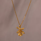Collar Orquídea Oncidium Chocolate en bronce bañado en oro de 24k, destacando la belleza única de las flores inmortalizadas.