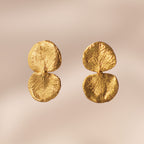 Aretes Topo Eucaliptos en bronce bañado en oro de 24k, destacando la forma única y natural de las hojas de eucalipto de nuestro jardín