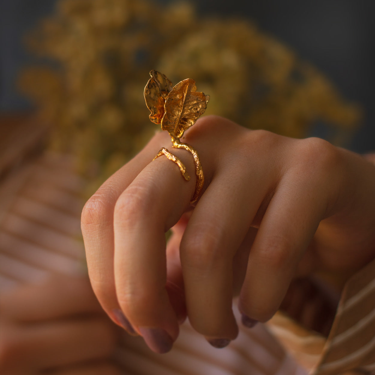 Anillo con flor de bugambilia y palma de coco, hecho a mano en oro de 24k
