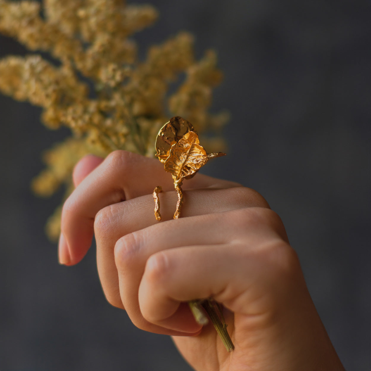 Joyería artesanal de anillo con flor de veranera y ramitas en oro de 24k
