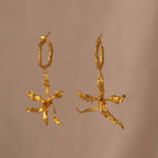 Aretes Candonga Orquídea Cyrtochilum Revolutum en bronce bañado en oro de 24k, destacando la belleza única de las orquídeas andinas inmortalizadas.