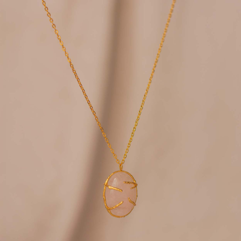 Collar de cuarzo rosado con engaste de ramitas en oro de 24k

