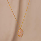 Collar de cuarzo rosado con engaste de ramitas en oro de 24k

