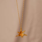 Collar Orquídea Maxilaria Grande en bronce bañado en oro de 24k, destacando la belleza única de las flores de orquídea inmortalizadas