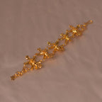 Pulsera Cinco Orquídeas Chocolate en bronce bañado en oro de 24k, destacando la belleza única de las orquídeas inmortalizadas.