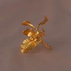 Joyería artesanal de anillo con orquídea Encyclia y ramitas de palma de coco en oro de 24k
