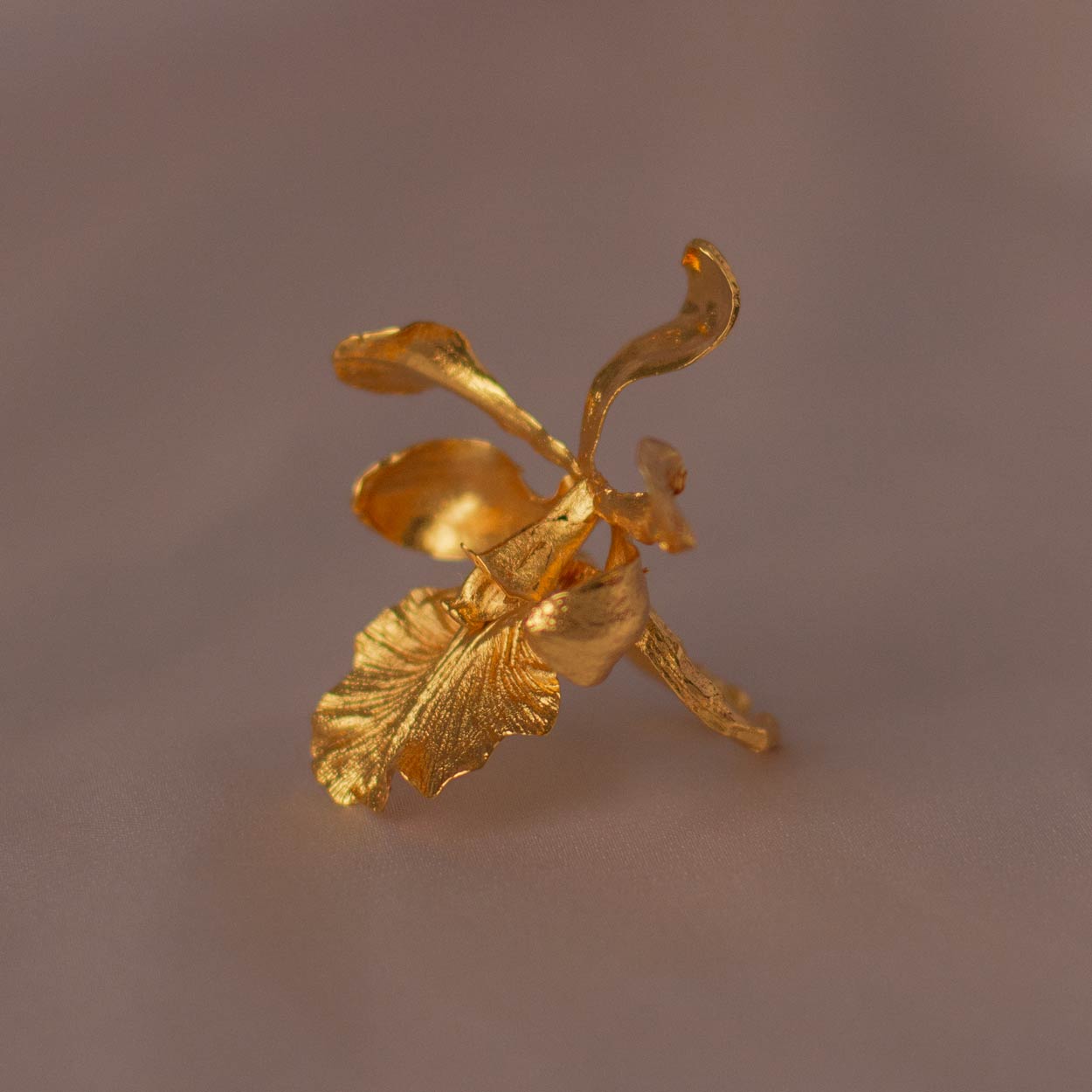Joyería artesanal de anillo con orquídea Encyclia y ramitas de palma de coco en oro de 24k
