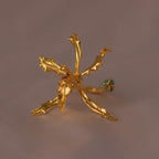 Anillo Orquídea Cyrtochilum Revolutum Esmeralda en bronce bañado en oro de 24k, con esmeralda colombiana
