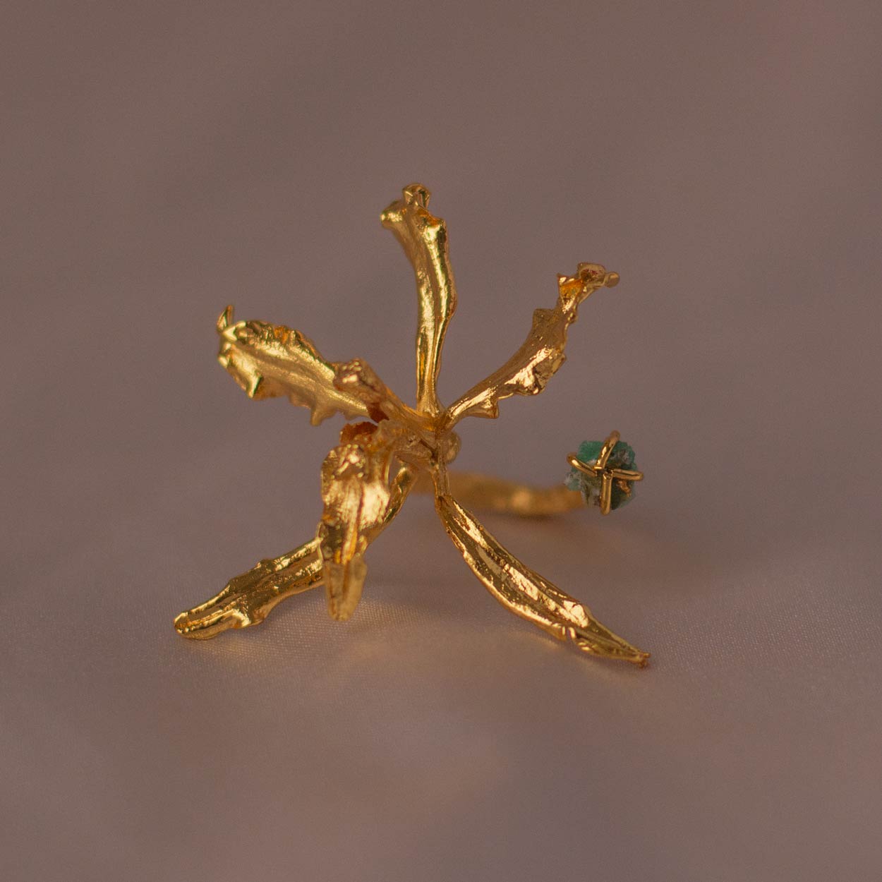 Anillo Orquídea Cyrtochilum Revolutum Esmeralda en bronce bañado en oro de 24k, con esmeralda colombiana
