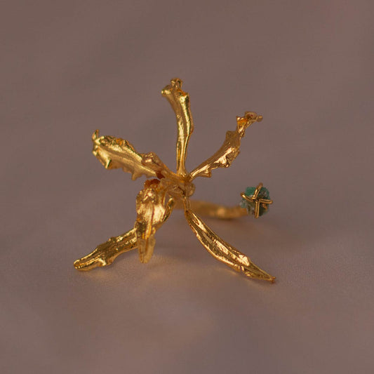 Anillo Orquídea Cyrtochilum Revolutum Esmeralda en bronce bañado en oro de 24k, con esmeralda colombiana
