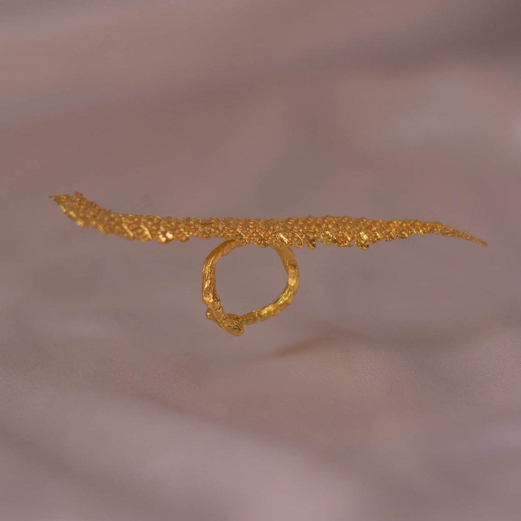 Anillo Hoja Helecho Grande en bronce bañado en oro de 24k, resaltando la forma única de las hojas de helecho inmortalizadas