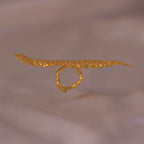 Anillo Hoja Helecho Grande en bronce bañado en oro de 24k, resaltando la forma única de las hojas de helecho inmortalizadas