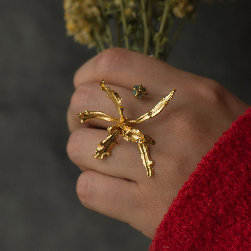Joyería artesanal de anillo con orquídea Cyrtochilum y esmeralda en oro de 24k
