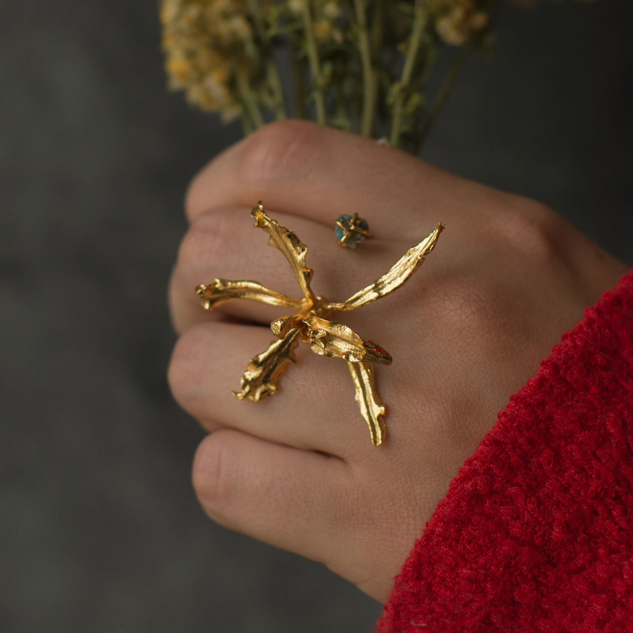 Joyería artesanal de anillo con orquídea Cyrtochilum y esmeralda en oro de 24k
