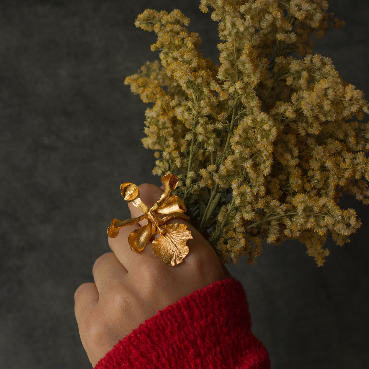 Anillo de orquídea y palma de coco, hecho a mano y bañado en oro de 24k
