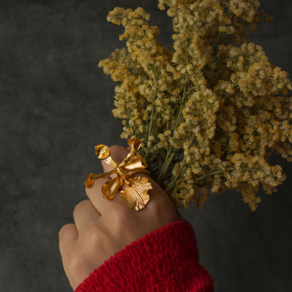 Anillo de orquídea y palma de coco, hecho a mano y bañado en oro de 24k
