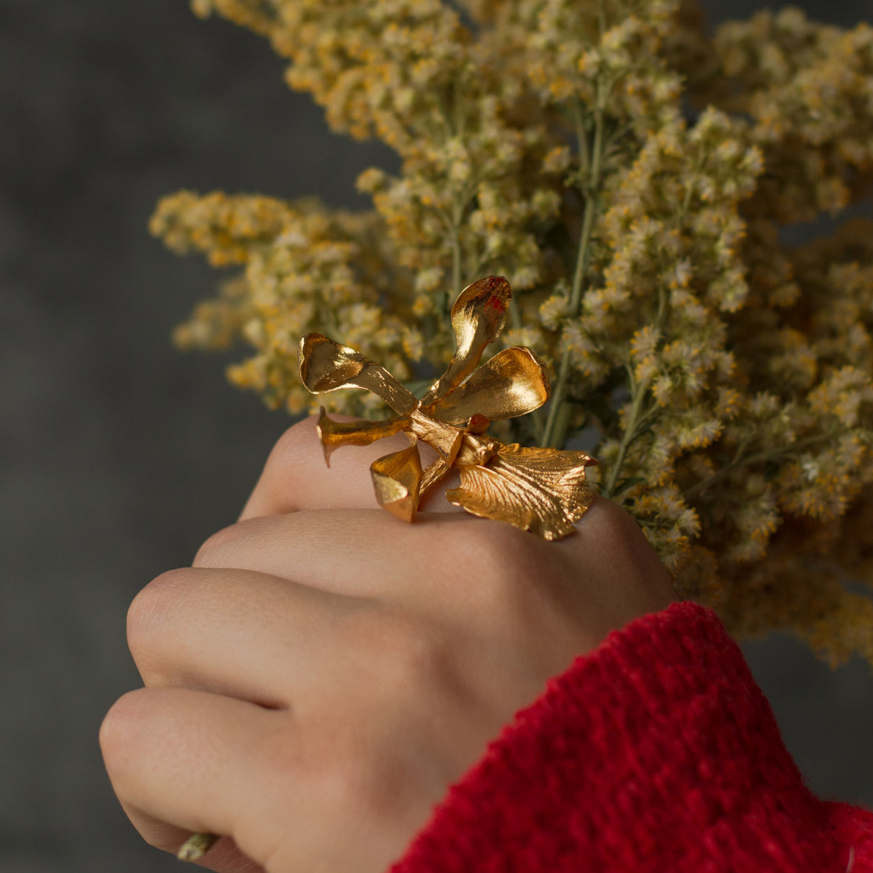 Anillo de orquídea y palma de coco, hecho a mano y bañado en oro de 24k
