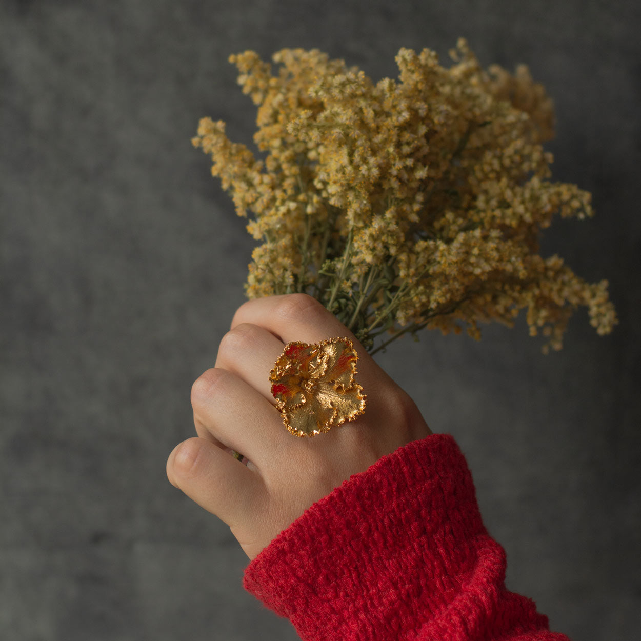 Anillo con flor natural preservada, hecho a mano en oro de 24k

