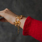 Pulsera Cinco Orquídeas Chocolate en bronce bañado en oro de 24k, destacando la belleza única de las orquídeas inmortalizadas.