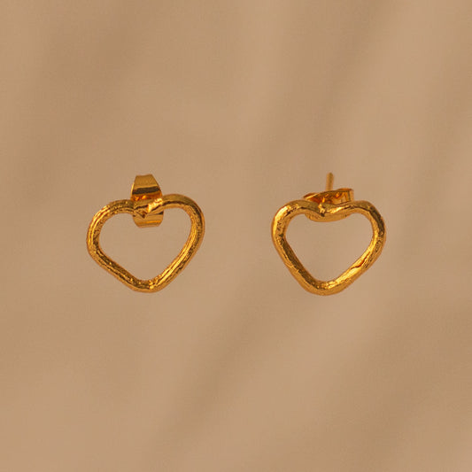 Aretes corazón hechos con ramita real y baño en oro 24K – joyería artesanal Liz de la Cruz