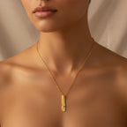 Collar artesanal con textura de corteza de palma y esmeralda colombiana