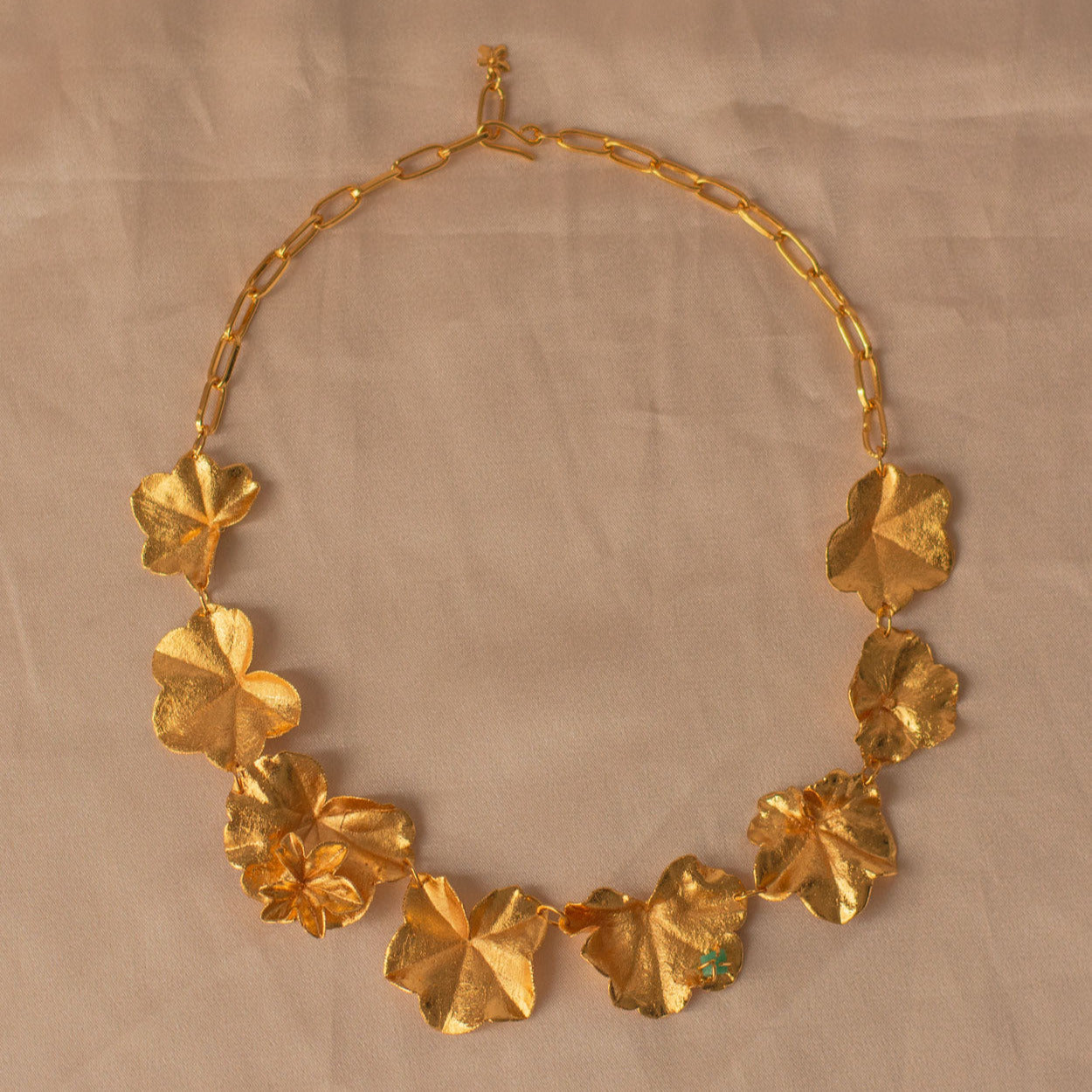 Collar Statement Hojas de Hiedra y Hortensia con Esmeralda