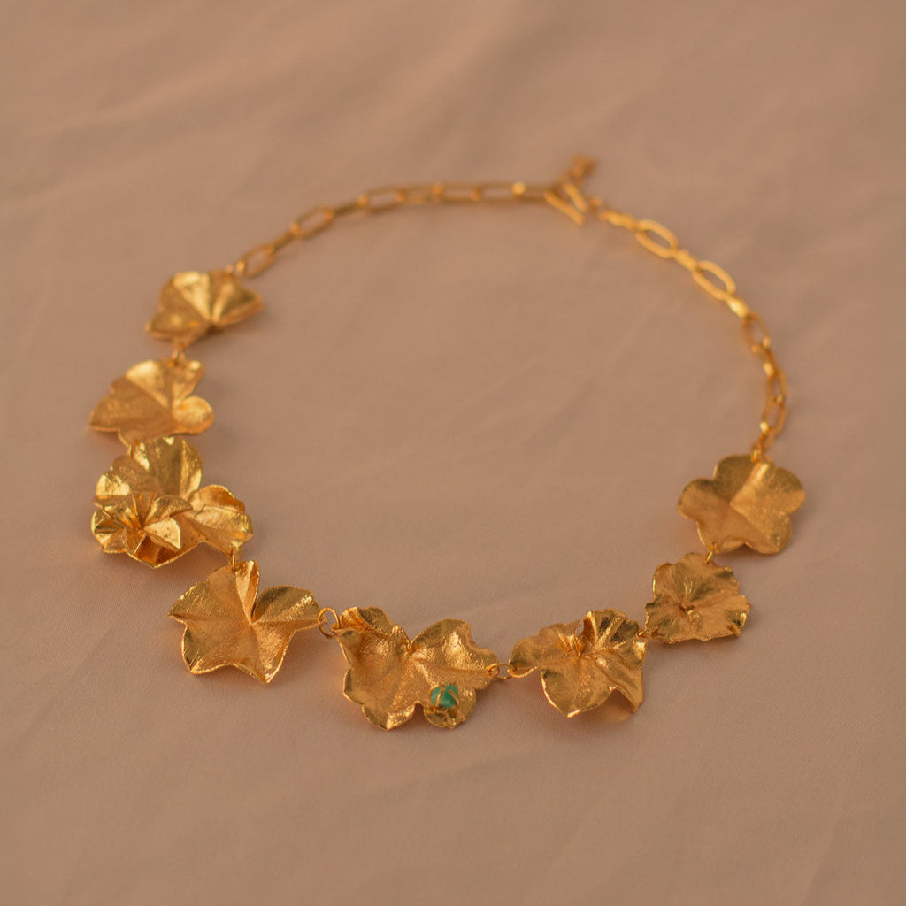 Collar Statement Hojas de Hiedra y Hortensia con Esmeralda