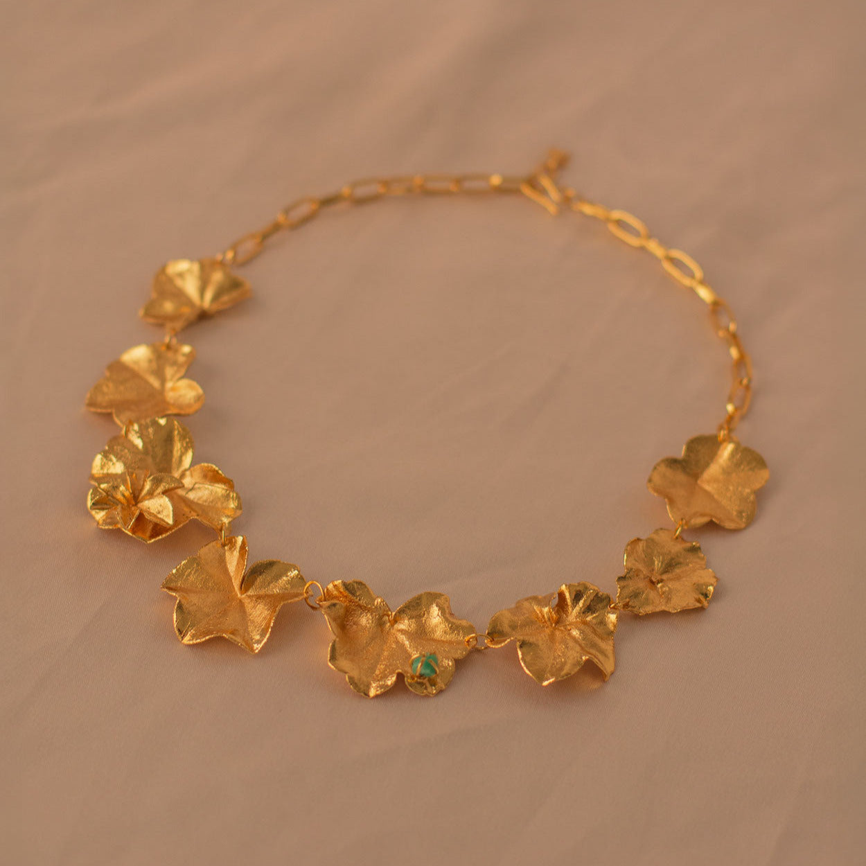 Collar Statement Hojas de Hiedra y Hortensia con Esmeralda