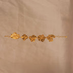 Detalle de pulsera artesanal de hortensias inmortalizadas
