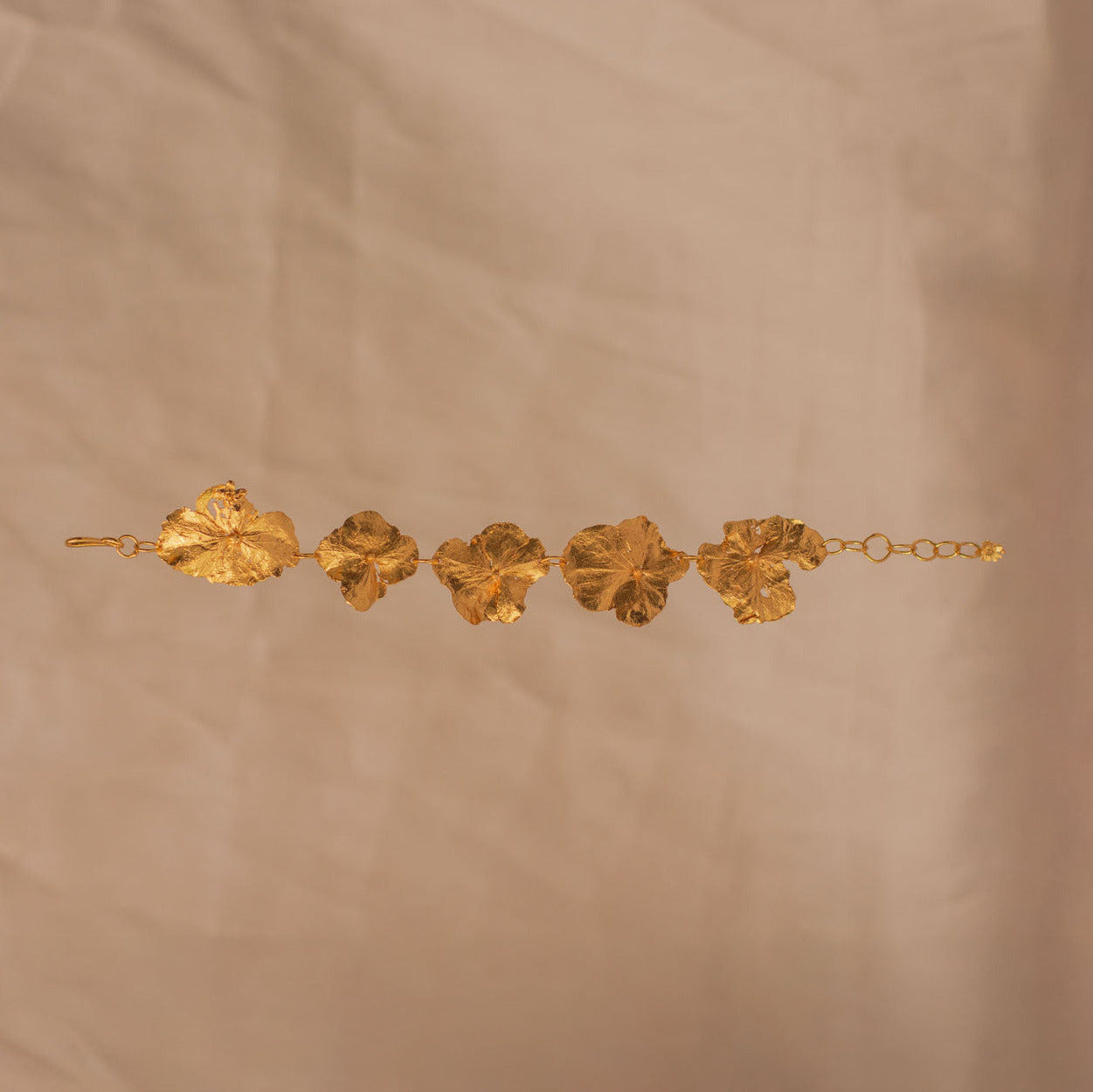 Detalle de pulsera artesanal de hortensias inmortalizadas
