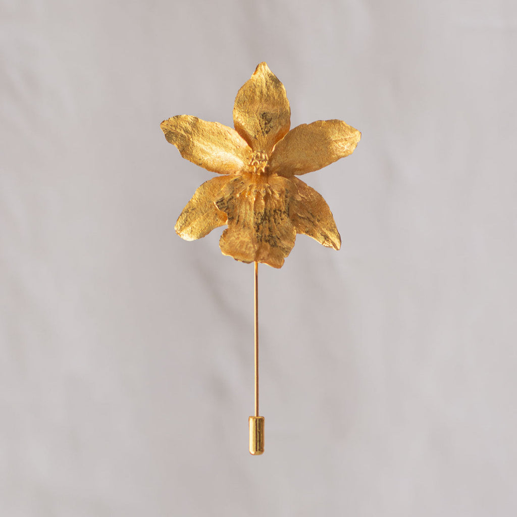 joya artesanal con orquídea real inmortalizada