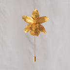 joya artesanal con orquídea real inmortalizada