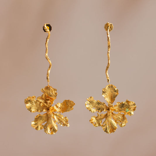 Aretes colombianos hechos a mano con esmeralda y orquídea​