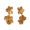 Par de aretes dorados largos compuestos por dos hojas de hiedra unidas verticalmente, mostrando texturas y agujeros naturales de la planta.