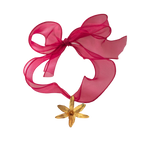 Collar con gran lazo de organza color magenta que sostiene un dije de orquídea real dorada con una pequeña esmeralda incrustada.